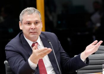 Lindbergh diz que PT não pedirá inelegibilidade de Flávio