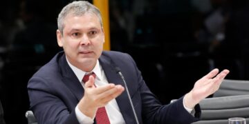 Lindbergh diz que PT não pedirá inelegibilidade de Flávio