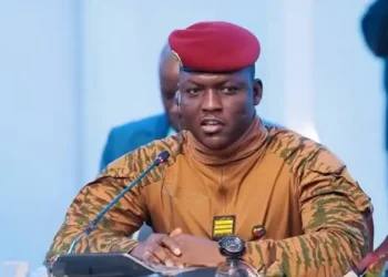 Líder de Burkina Faso rejeita lei da Sharia e apoia educação