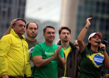 Aliados acreditam que vídeo de Flávio para Michelle trará paz
