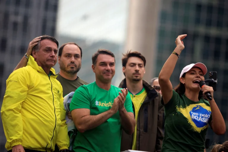 Aliados acreditam que vídeo de Flávio para Michelle trará paz