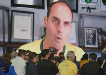 Eduardo afirma que Flávio pode libertar Jair Bolsonaro