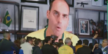 Eduardo afirma que Flávio pode libertar Jair Bolsonaro