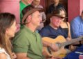 Flávio Bolsonaro visita Amado Batista em rancho do cantor