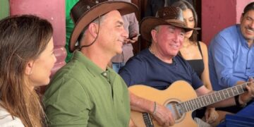 Flávio Bolsonaro visita Amado Batista em rancho do cantor