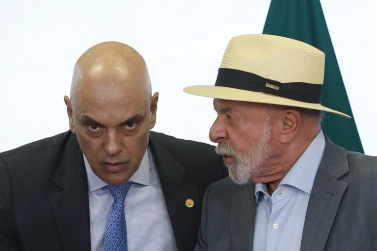 Lula convida Moraes para um café após evento no Planalto