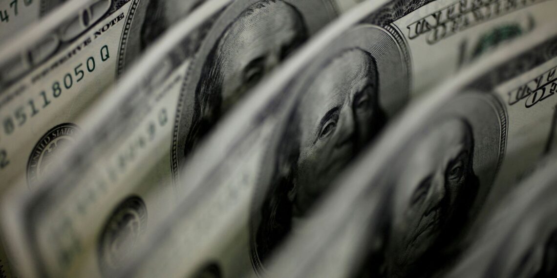 Dólar sobe para R$ 5,11, e bolsa fica estável, apesar de tensão global