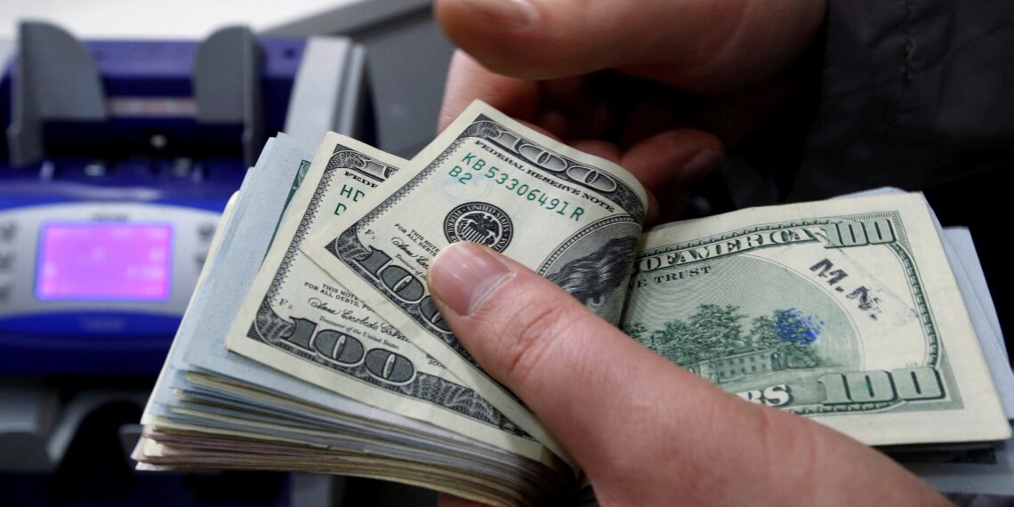 Dólar abre em queda, à espera de novos dados do mercado de trabalho americano