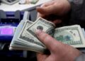 Dólar abre em queda, à espera de novos dados do mercado de trabalho americano