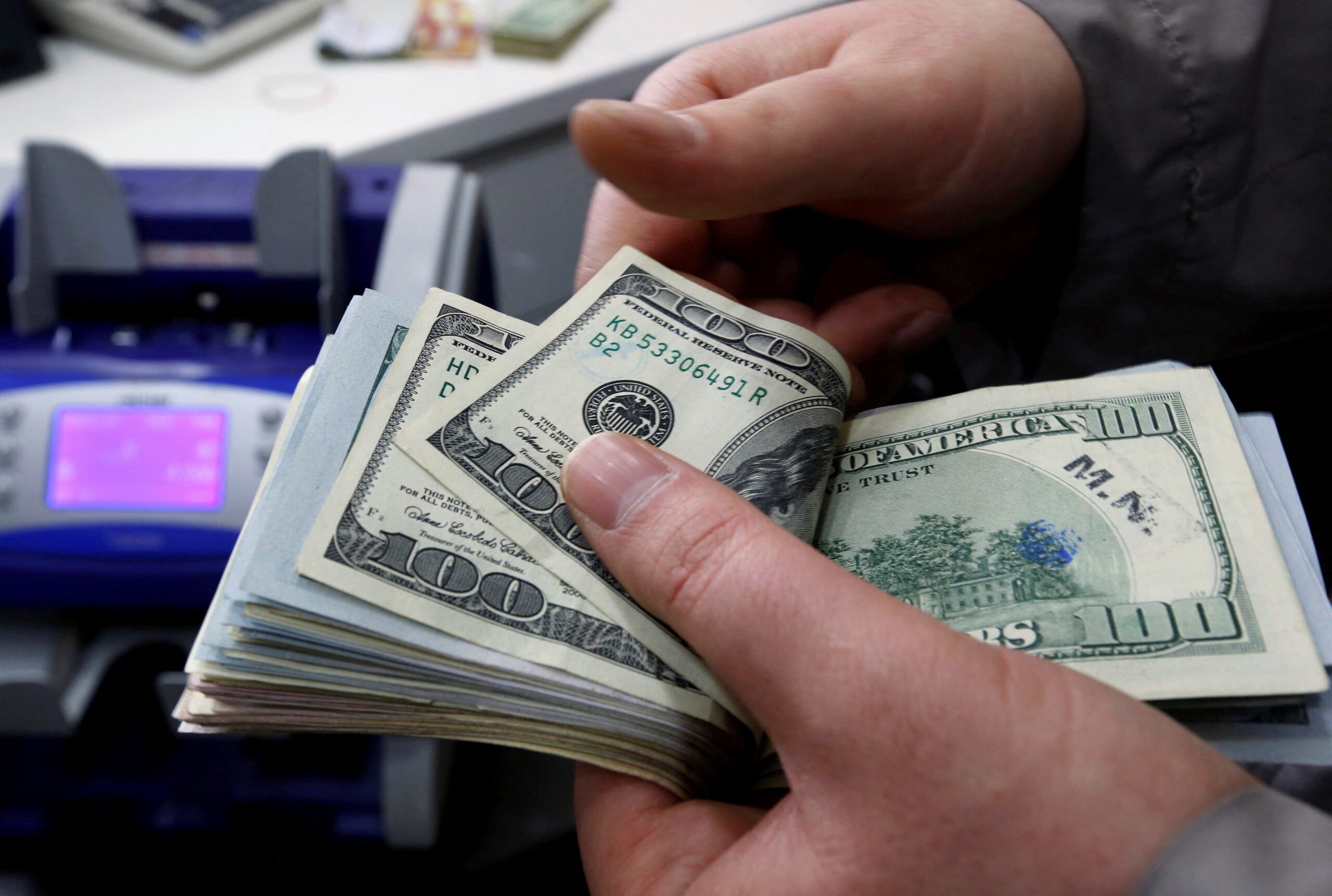 Dólar abre em queda, com foco em petróleo e conflito entre EUA e Irã