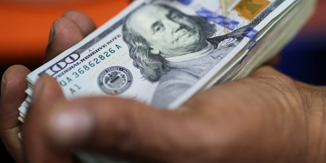 Dólar abre em queda, com petróleo e tarifaço no radar
