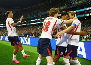 Com um a menos, Inglaterra derruba México no Azteca e segue na Copa