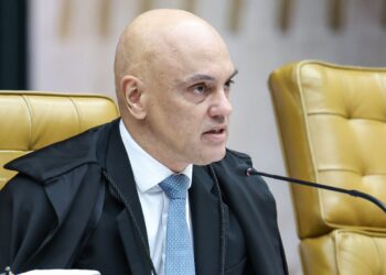 Por ordem de Moraes, PF faz busca por armas na casa de Bolsonaro