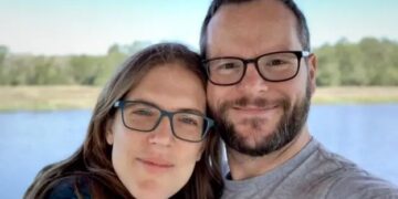 Casal se aposenta aos 40 anos após economizar até no aquecimento