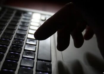 Pizza, pirulito e emojis: os símbolos usados por aliciadores digitais