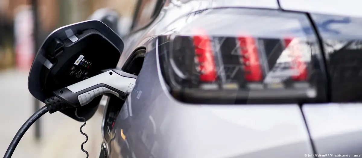 As baterias dos carros elétricos são mesmo poluentes?