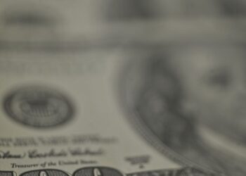 Dólar recua, bolsa cai e petróleo dispara com tensão no Oriente Médio