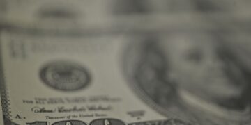 Dólar recua, bolsa cai e petróleo dispara com tensão no Oriente Médio
