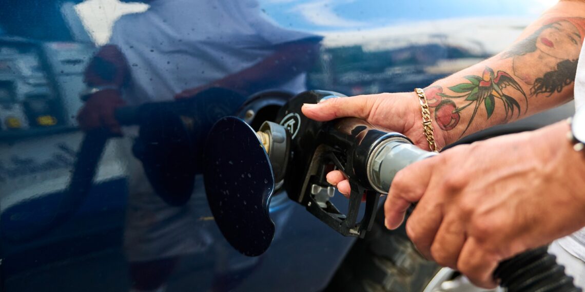 Sobe na guerra, não cai na trégua: por que os preços da gasolina e diesel demoram a cair nos postos