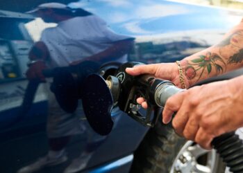 Sobe na guerra, não cai na trégua: por que os preços da gasolina e diesel demoram a cair nos postos