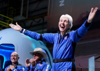 Morre Wally Funk, mulher mais velha a viajar ao espaço