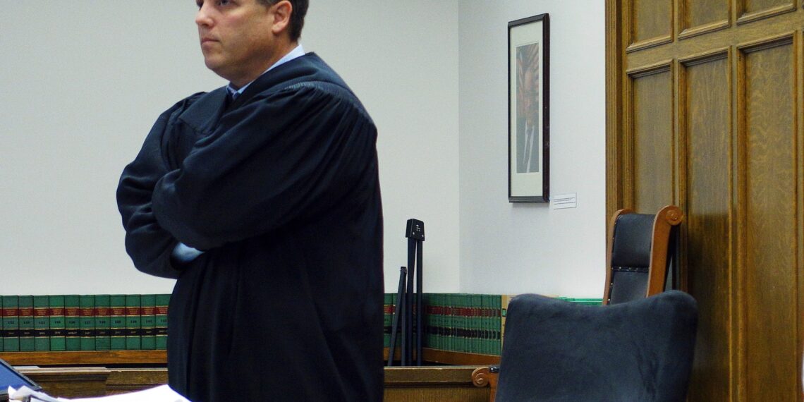 Demitido uma hora após assumir cargo, procurador contesta exoneração