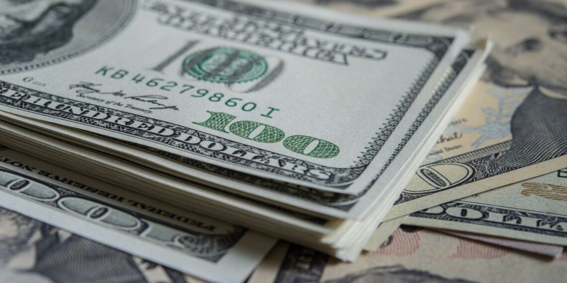 Dólar abre em queda, com redução das tensões no Oriente Médio