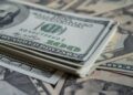 Dólar abre em queda, com redução das tensões no Oriente Médio