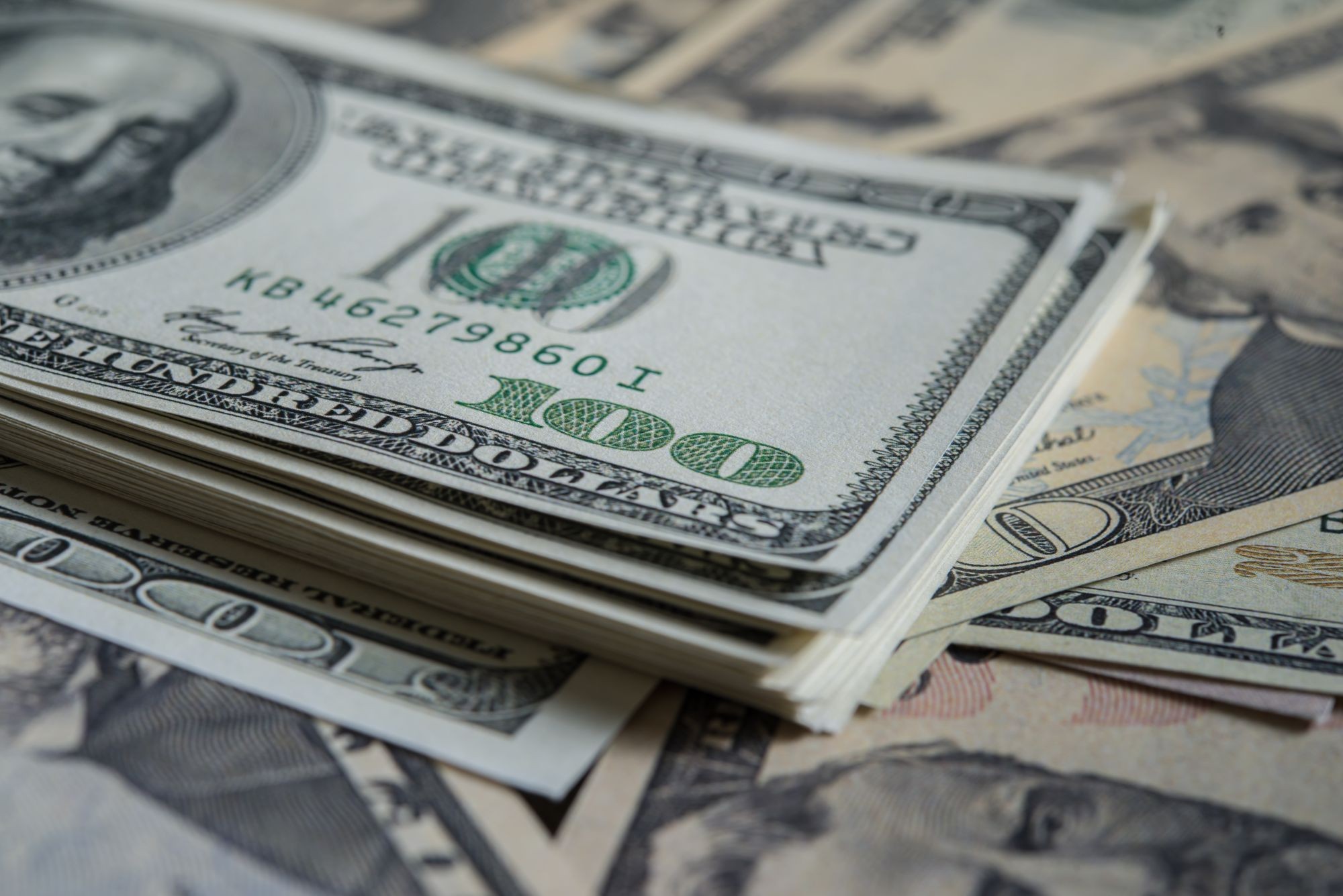 Dólar abre em queda, com redução das tensões no Oriente Médio