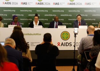 Infecções e mortes por HIV caem, mas falta de recursos ameaça avanços