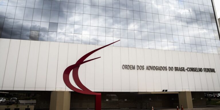 OAB pede que STF autorize comunicação entre Flávio e Jair Bolsonaro