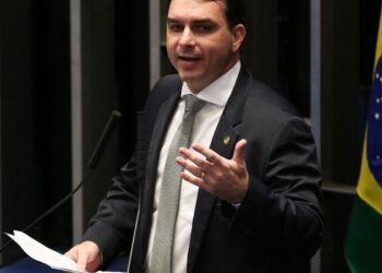 PGR pede que Flávio Bolsonaro seja ouvido por calúnia contra Lula