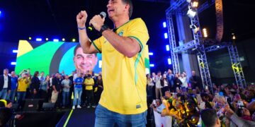 Flávio Bolsonaro se encontra com influenciadores