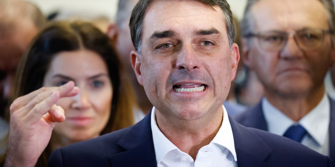Flávio volta a criticar Lula ao comentar post de Rubio que indica tarifaço como ato político