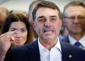 Flávio volta a criticar Lula ao comentar post de Rubio que indica tarifaço como ato político
