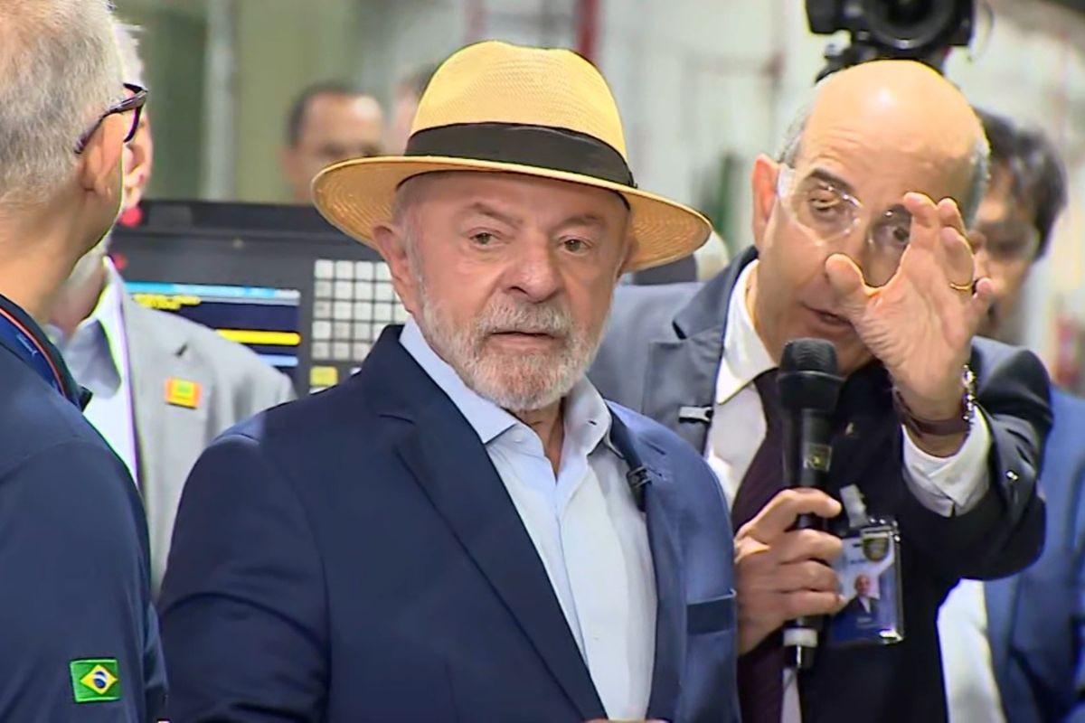 Lula faz 1ª visita à Avibras após retomada da produção da empresa