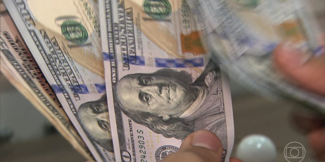 Dólar opera em queda, com tarifaço de Trump e tensões no Oriente Médio no radar; Ibovespa cai