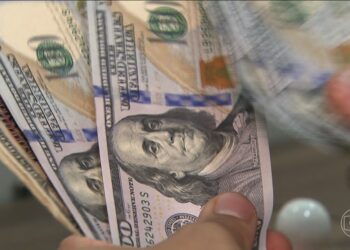Dólar opera em queda, com tarifaço de Trump e tensões no Oriente Médio no radar; Ibovespa cai