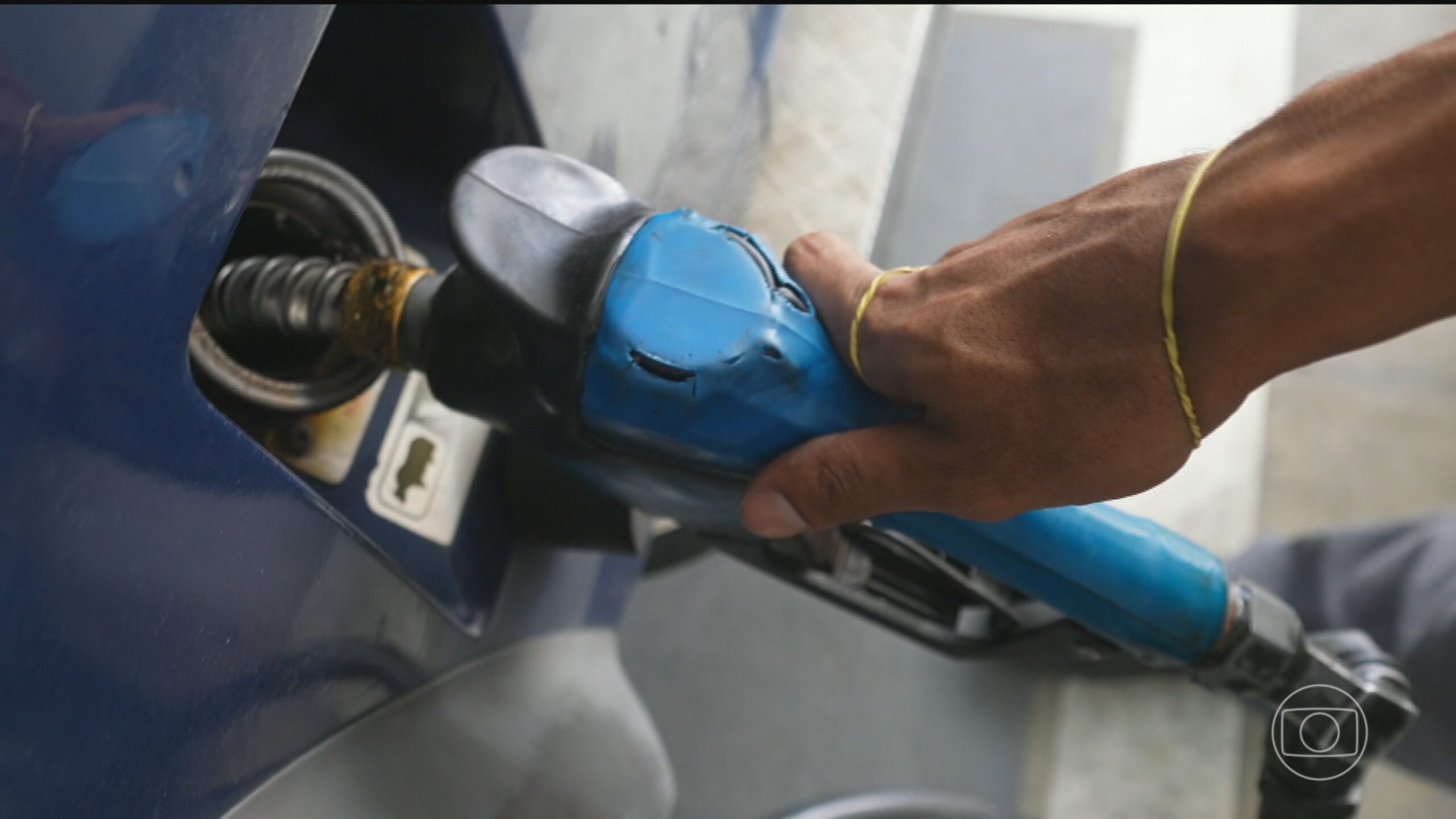Governo prorroga subsídio à gasolina para conter alta dos preços