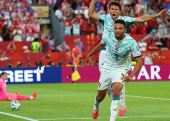 Portugal vira sobre Croácia e vai às oitavas com gols de CR7 e Ramos