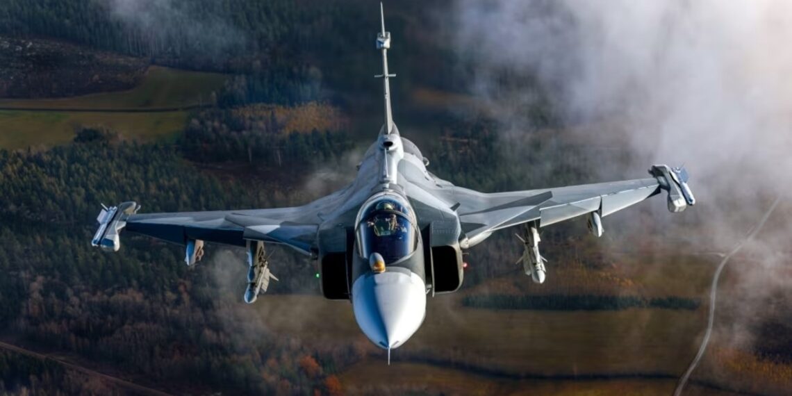 Embraer vai produzir mais 20 caças Gripen no interior de SP