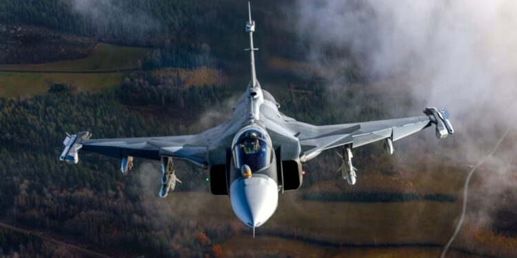 Embraer vai produzir mais 20 caças Gripen no interior de SP