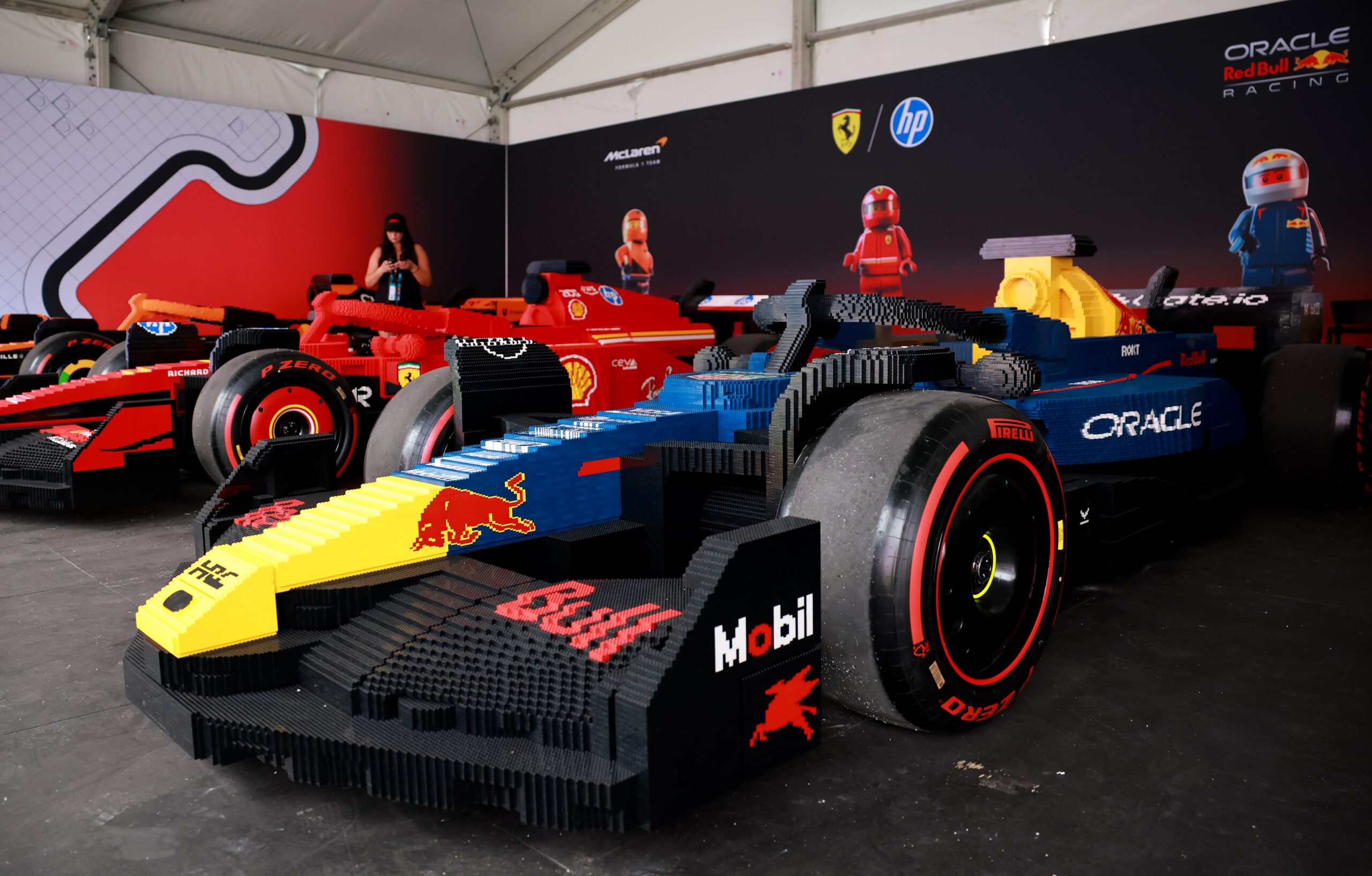 Verstappen critica desfile da Fórmula 1 com carros de Lego