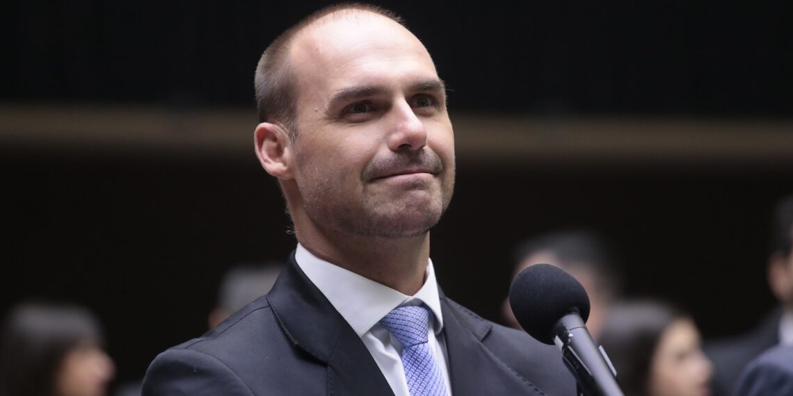 Eduardo Bolsonaro pode perder cargo na PF; veja carreira e salário