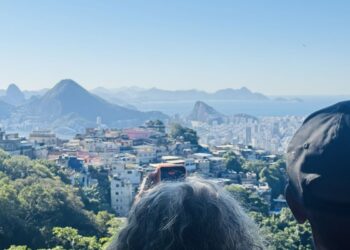 Trilha na Rocinha mostra Mata Atlântica e recuperação florestal no Rio