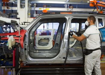 FMI eleva projeções de crescimento do Brasil em 2026 e 2027, prevendo desaceleração no próximo ano