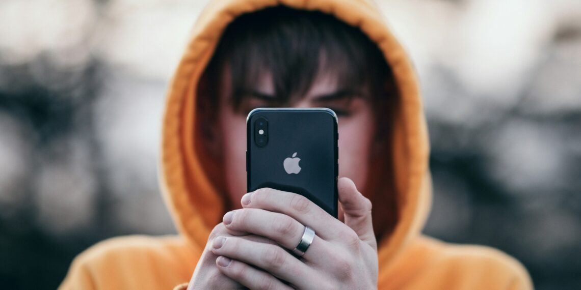 Da ostentação ao endividamento: a nova conversa sobre dinheiro entre jovens nas redes