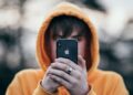 Da ostentação ao endividamento: a nova conversa sobre dinheiro entre jovens nas redes