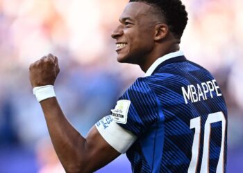 De pênalti, França vence retranca do Paraguai e se classifica na Copa