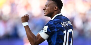 De pênalti, França vence retranca do Paraguai e se classifica na Copa